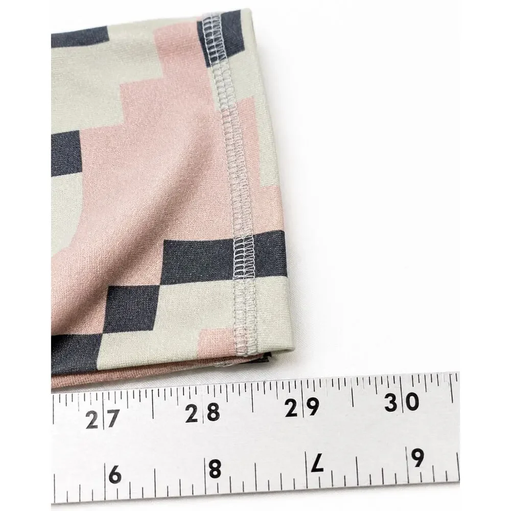 ALO‎ Yoga Airbrush Pixel Leggings Women Small Gray Pink Camo Pilates 29 Inseam